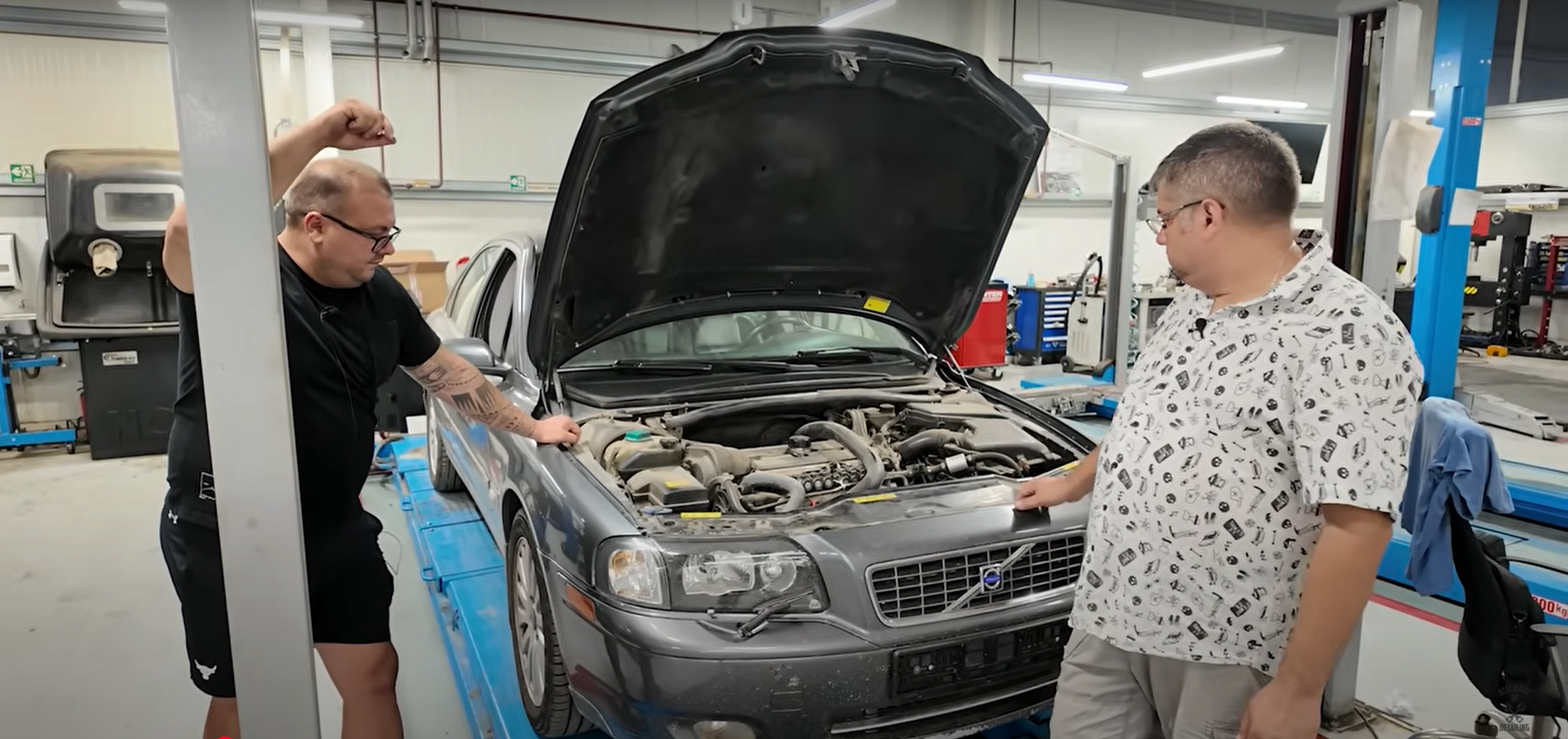 Volvo-ul cu faruri ciobite și un interior asemănător unei camere de zi