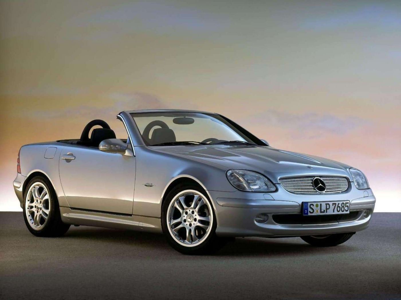 Mercedes SLK, roadster decapotabil, vedere lateral-frontală, culoare argintie