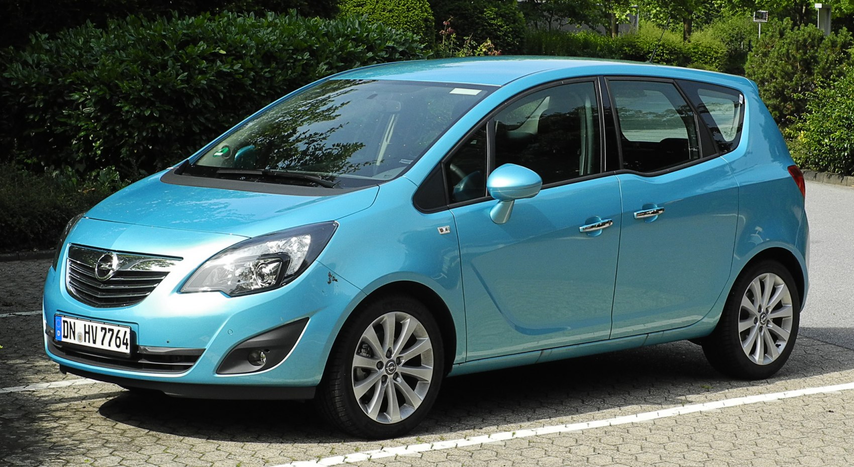 Opel Meriva B, vedere lateral-frontală, culoare albastru deschis, parcat pe drum urban