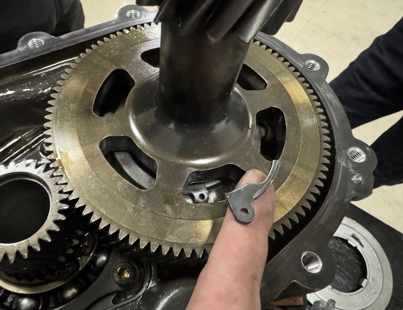 Roată dințată mare cu clemă metalică ruptă