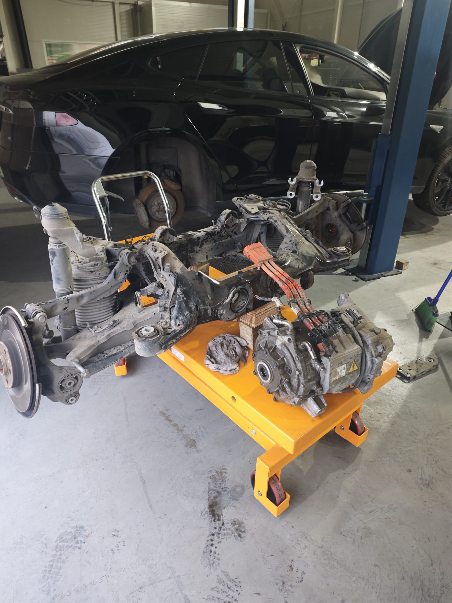Cadru punte spate și motor electric demontate din SUV